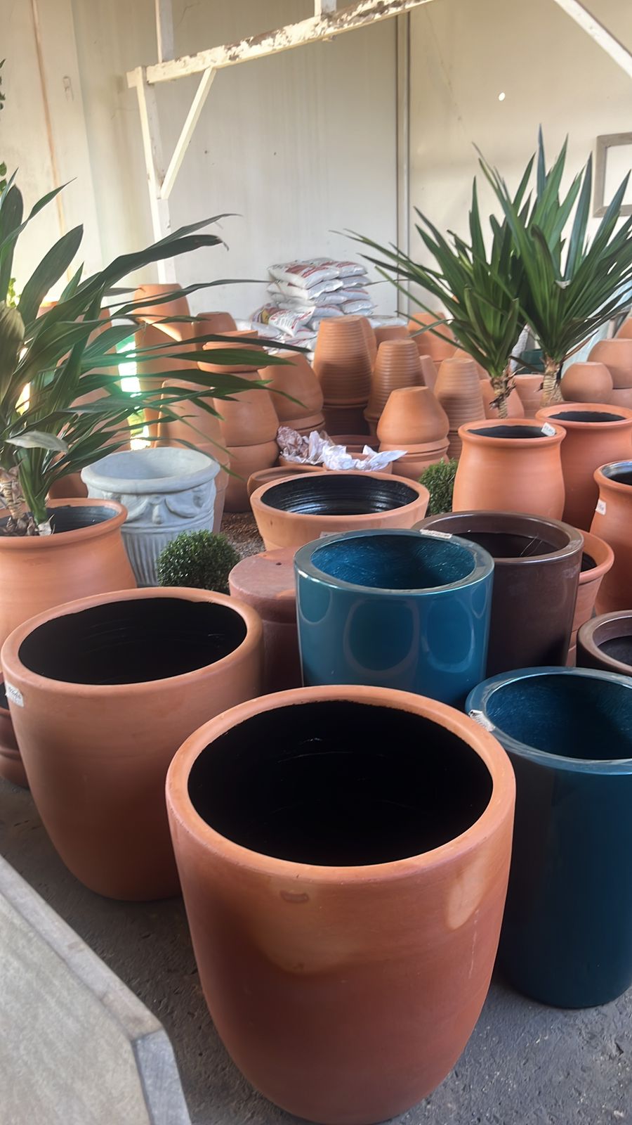 Vasos de cerâmica e insumos